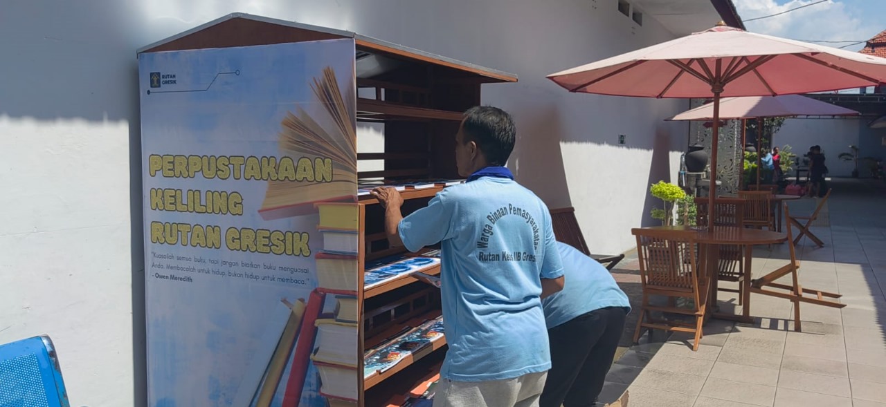 PERPUS KELILING: Warga binaan Rutan kelas IIB Gresik saat membaca buku di perpustakaan keliling yang disediakan oleh petugas