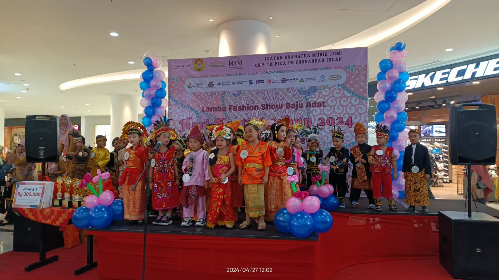 Kartini : Siswa KB TK PIKA PG Pongangan Indah bernyanyi bersama dalam acara fashion show memperingati Hari Kartini di Atrium Icon Mall.