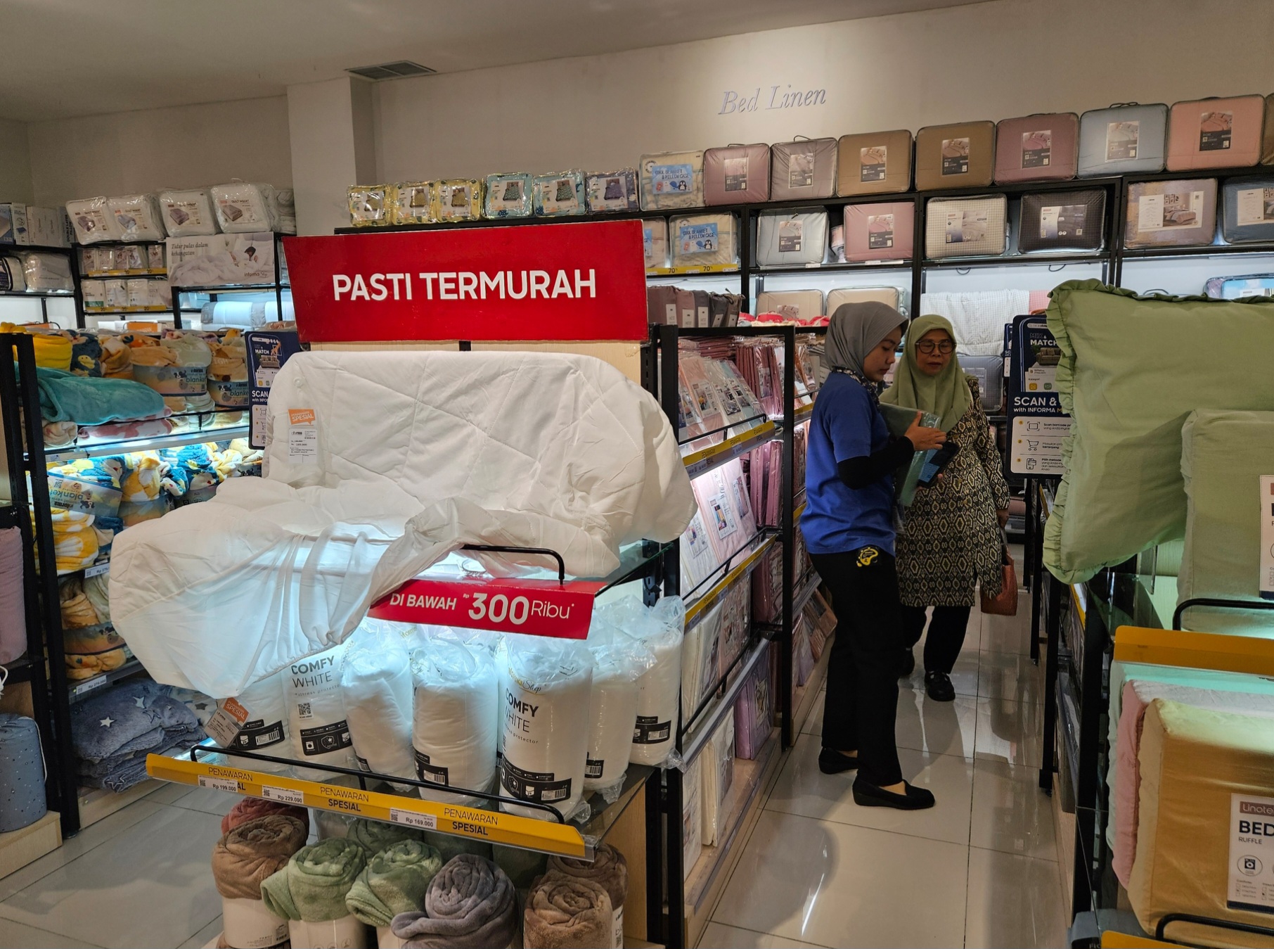 Pasti Termurah : Pelanggan Informa Icon Mall Gresik memanfaatkan program diskon Pasti Termurah untuk melengkapi kebutuhan rumahnya.