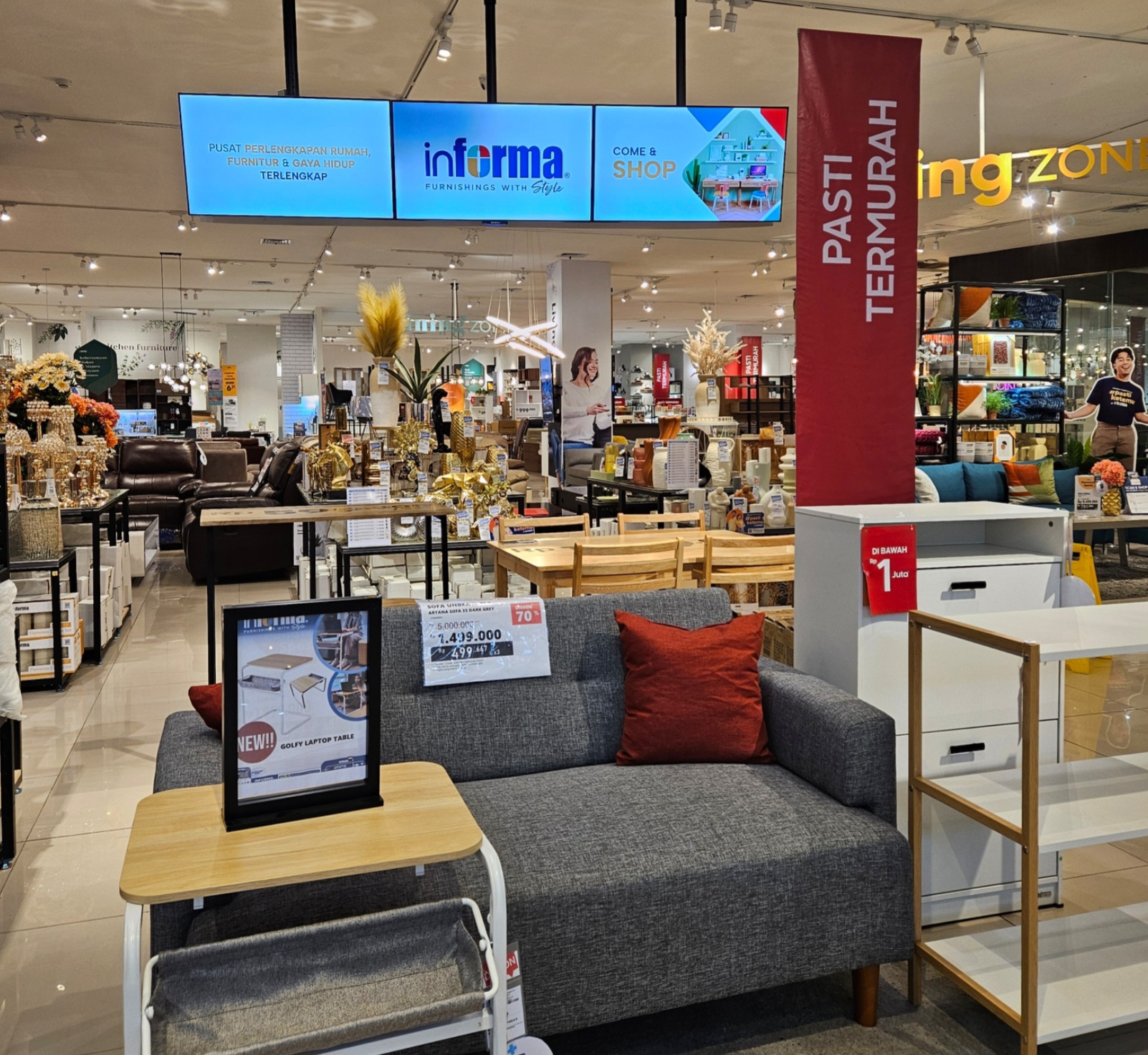 Paket Lengkap : Informa Gresik menawarkan sofa dengan harga Rp 1 jutaan saja sudah termasuk gratis 2 bantal.