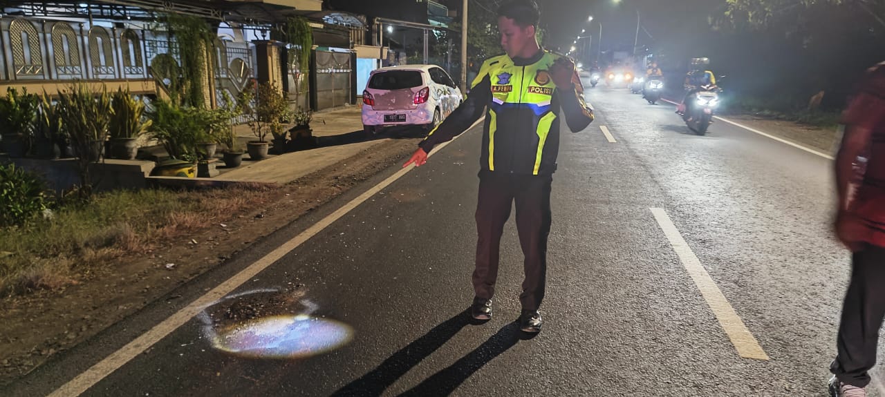 OLAH TKP: Anggota Unit Laka Satlantas Polres Gresik melakukan olah TKP di Jalan Raya Desa Banjarsari, Kecamatan Cerme, Gresik.