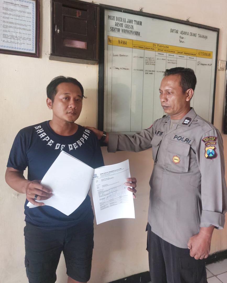 DITAHAN: Tersangka Denny Wirawan saat diamankan dan ditahan di Mapolsek Wringinanom Kabupaten Gresik, Jatim.
