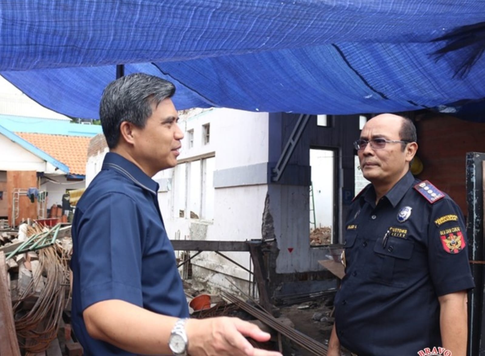 Tinjau Progres : Kepala Kanwil DJBC Jatim I, Untung Basuki (kiri) didampingi Kepala Kantor Bea Cukai Gresik, Wahjudi Ardijanto meninjau progres pembangunan Balai Laboratorium Bea Cukai (BLBC) Gresik.