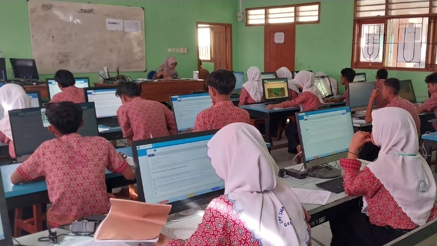 Siswa SMPN Sangkapura saat menjalani ASP berbasis CAT di ruang laboratorium.