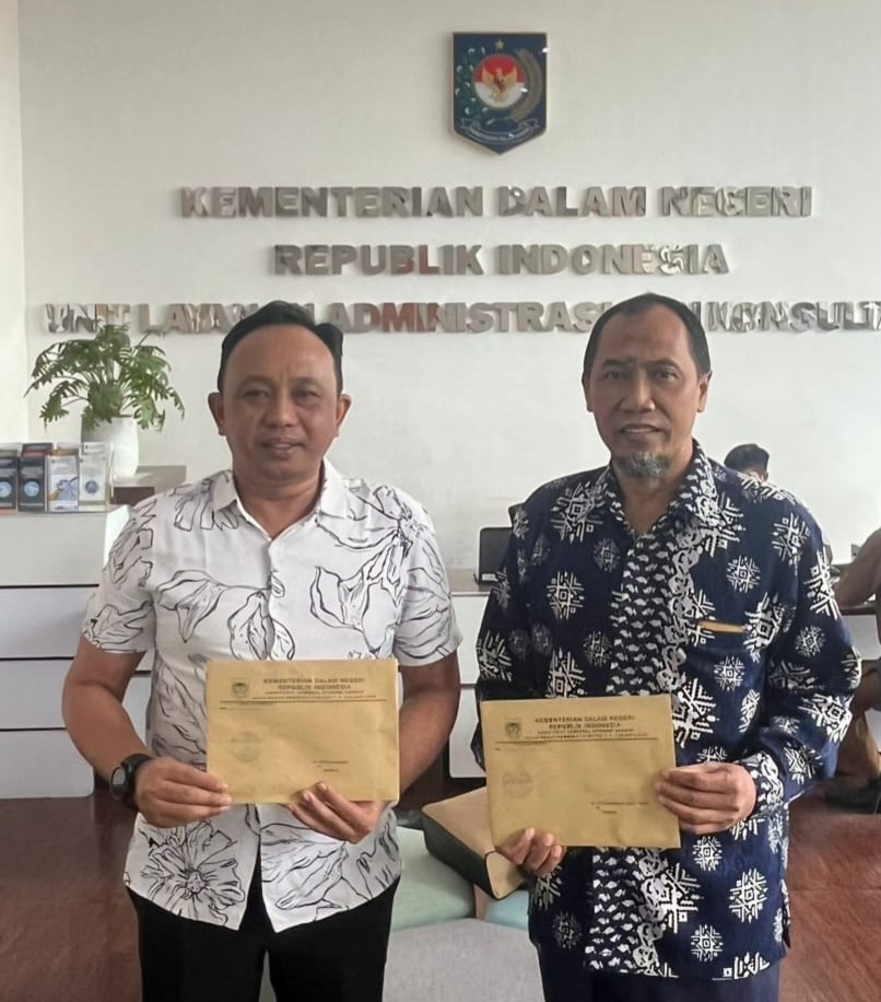 Aman : Kepala BKPSDM Pemkab Gresik, Agung Endro Dwi Setyo Utomo (kiri) menunjukkan dua rekomendasi yang telah diperoleh dari Kemendagri.