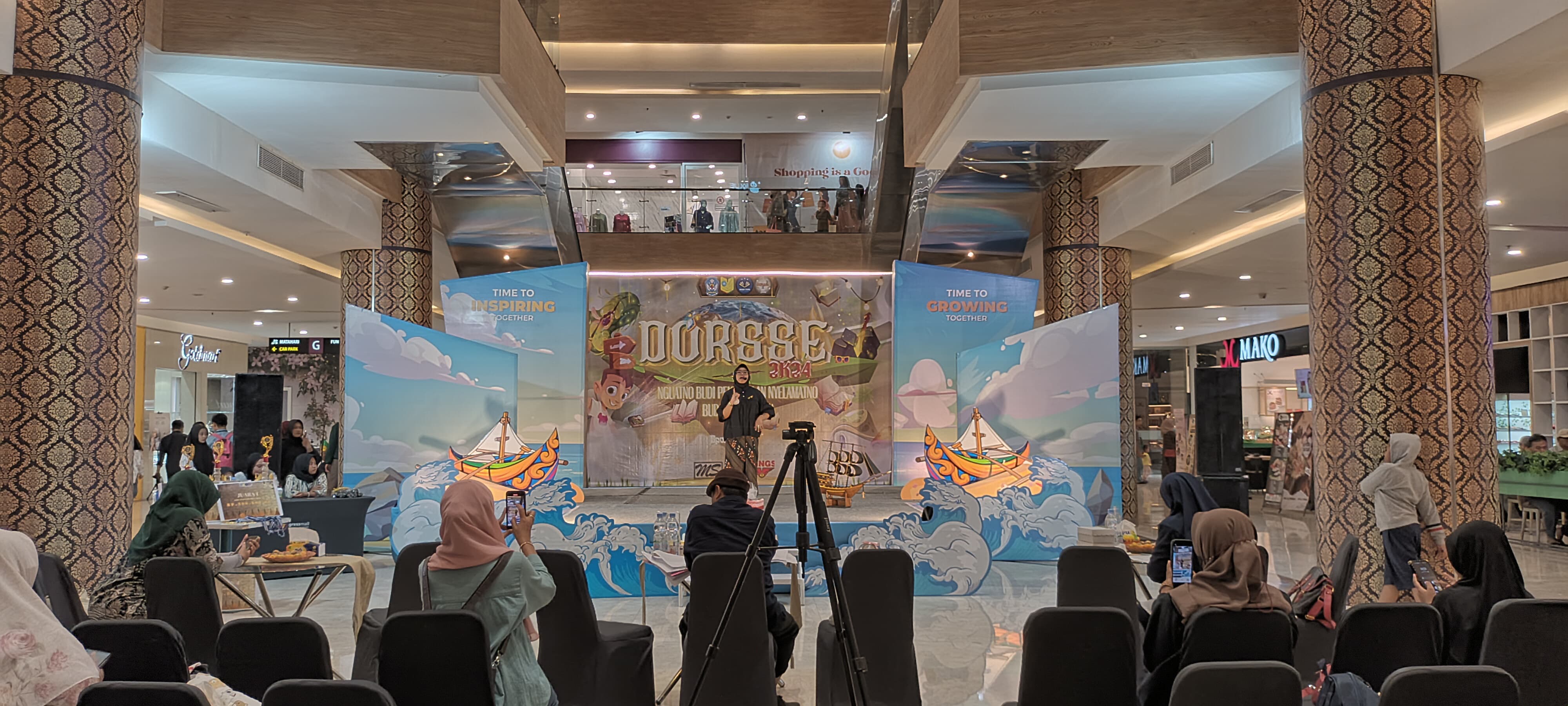 BOSO GRESIK MENGGEMA : SMAN 1 Manyar menunjukkan komitmennya dalam melestarikan budaya lokal dengan menggelar acara mendongeng Boso Gresikan di mall