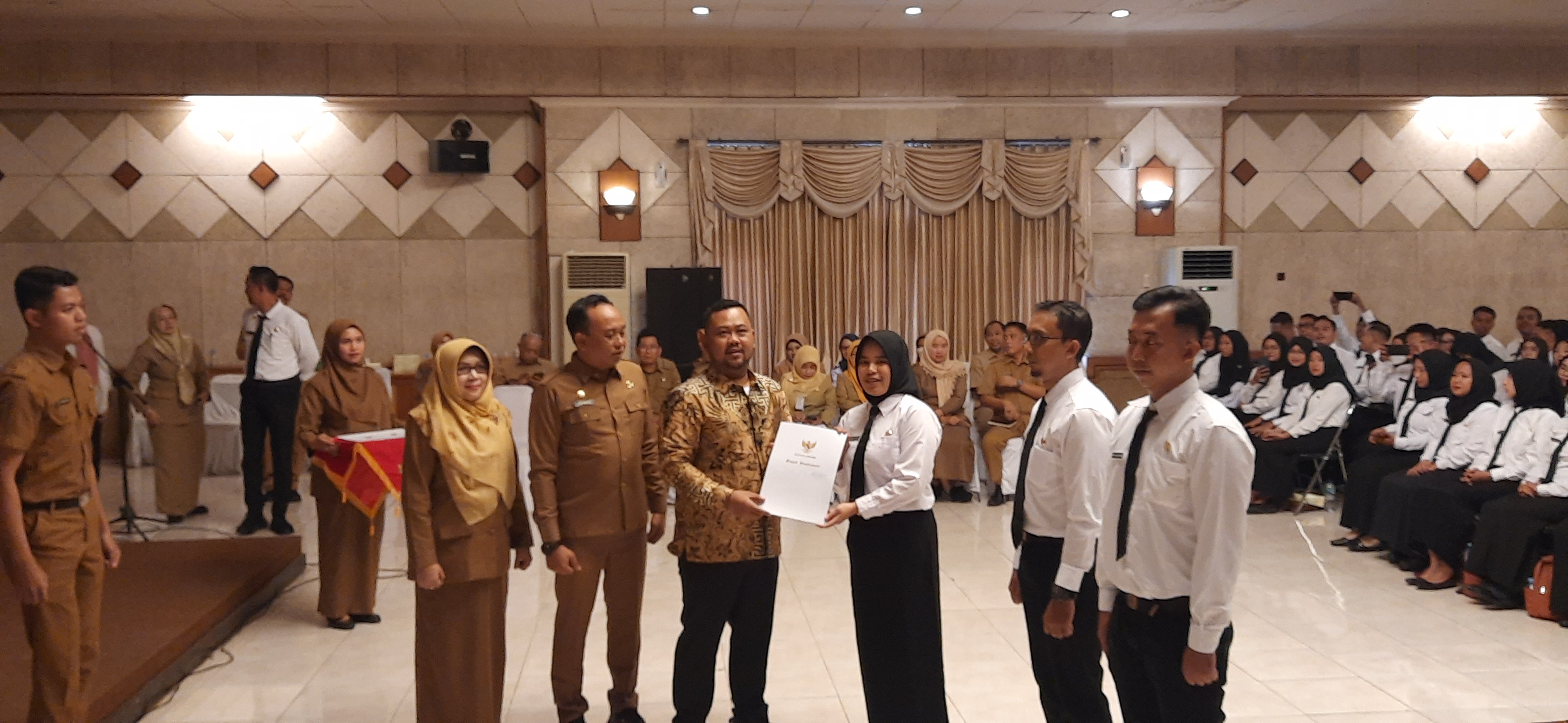 PENYERAHAN SK: Bupati Gresik Fandi Akhmad Yani saat menyerahkan SK PPPK formasi tahun 2023.