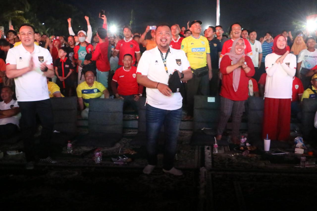 NOBAR : Kapolres Gresik Akbp Aditya Panji Anom, Bersama Bupati Gresik Fandi Akhmad Yani, jajaran Forkopimda dan ribuan warga saat Nobar Timnas Indonesia di halaman Kantor Bupati Gresik.