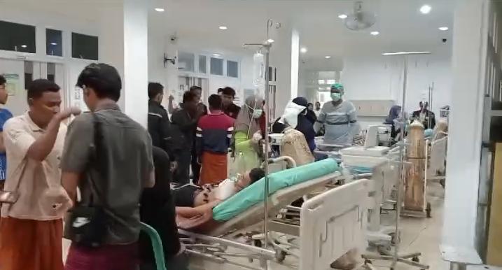 PERAWATAN: Para kader PMII Gresik dirawat di RSUD Umar Masud usai tenggelam di Perairan Bawean.