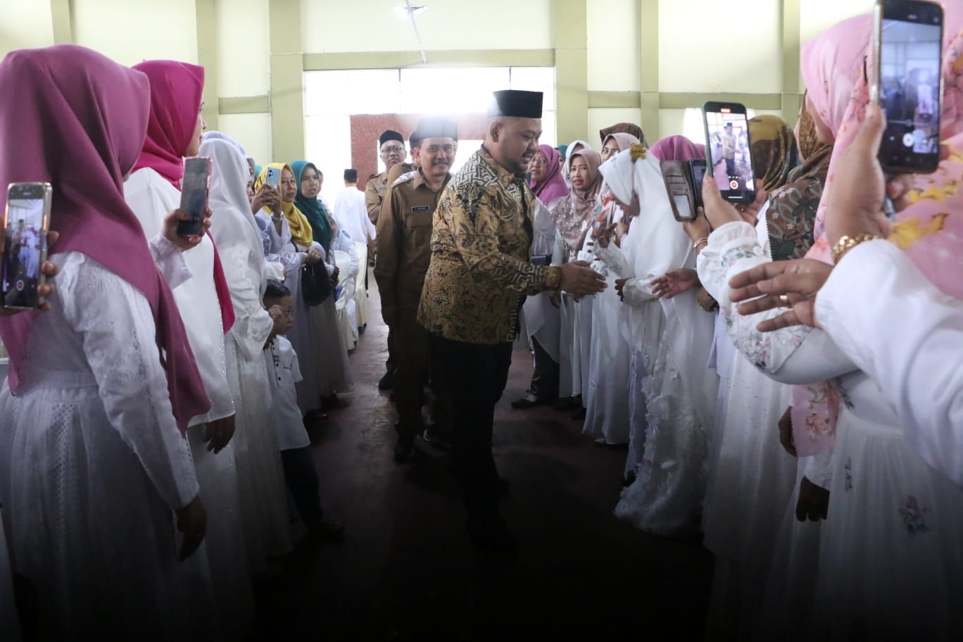 SALAMAN: Bupati Gresik Fandi Akhmad Yani didampingi Kadispendik Gresik S Harianto saat halal bi bi halal di wilayah Gresik selatan.