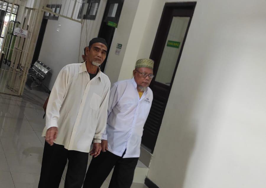 JALANI SIDANG: Terdakwa menjalani sidang di Pengadilan Negeri Gresik.