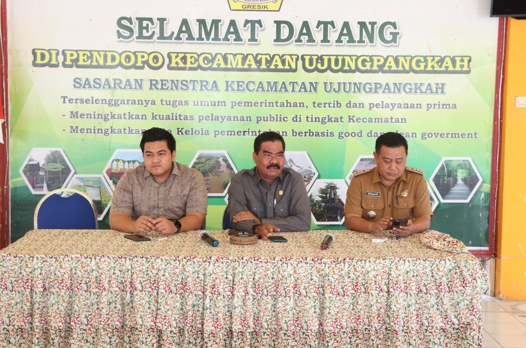 SIDAK: Komisi II DPRD Gresik saat melakukan koordinasi dengan Kecamatan Ujungpangkah dan sejumlah kepala desa.