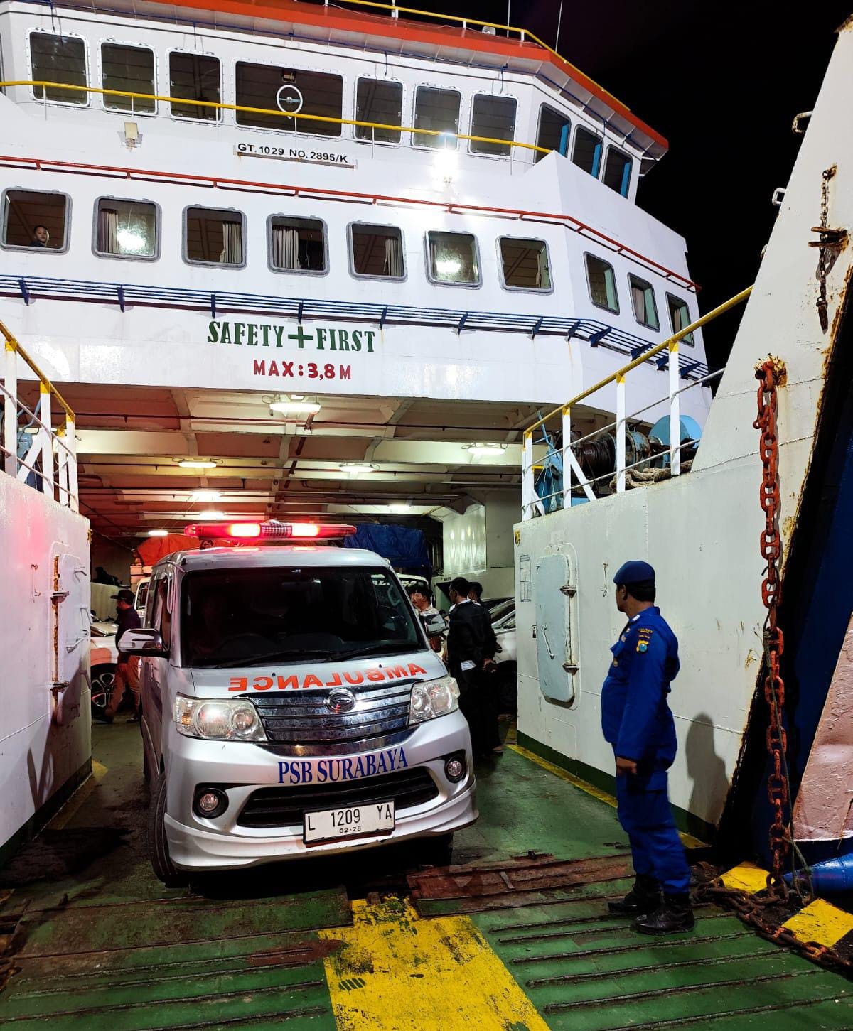 DIPULANGKAN: Jenazah korban Adam Surya Pratama saat dipulangkan menggunakan ambulans melalui KMP Gili Iyang di Pelabuhan Bawean, Gresik.
