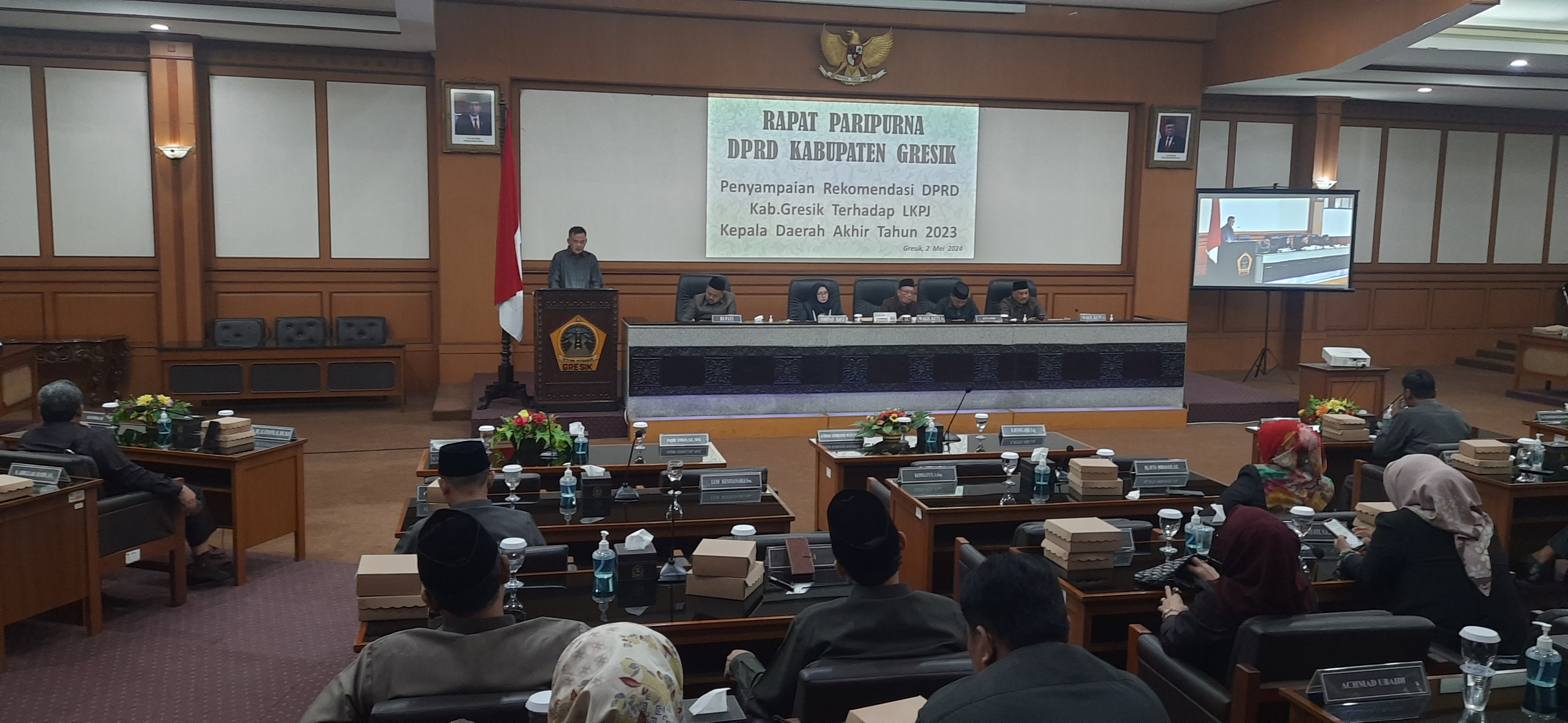 REKOMENDASI: Juru Bicara DPRD Gresik Sulisno Irbansyah saat membacakan 9 catatan DPRD terhadap LKPj Bupati 2023.