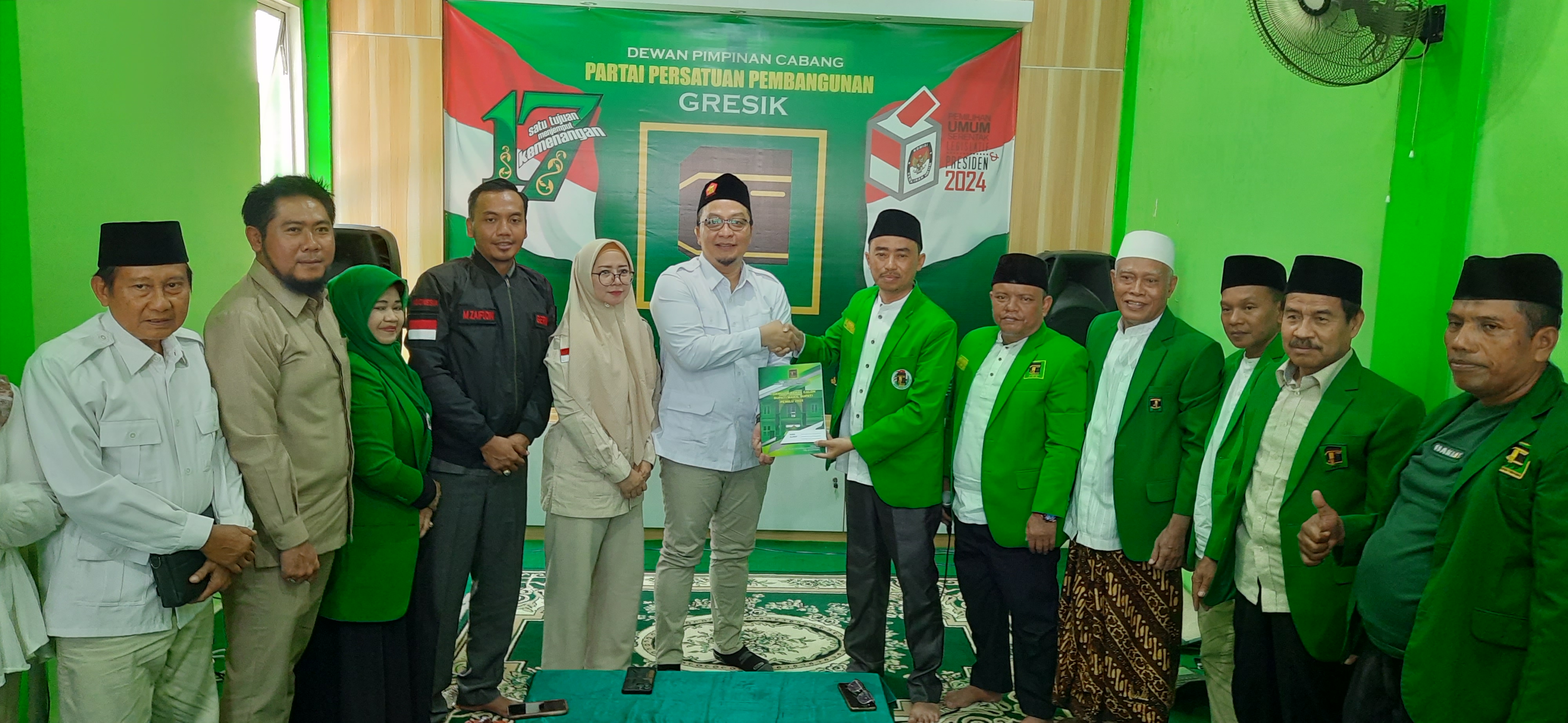 Ketua DPC PPP Gresik Khoirul Huda saat menerima pendaftaran dari Ketua DPC Gerindra dr Asluchul Alif.