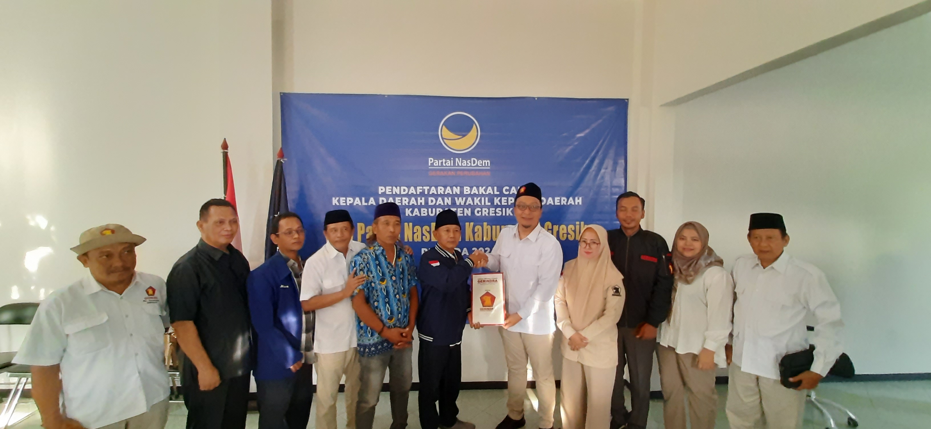 Ketua DPC Gerindra Gresik dr Asluchul Alif menyerahkan berkas lamaran kepada Ketua Deks Pilkada DPD Nasdem Gresik M. Irfan Choirie.