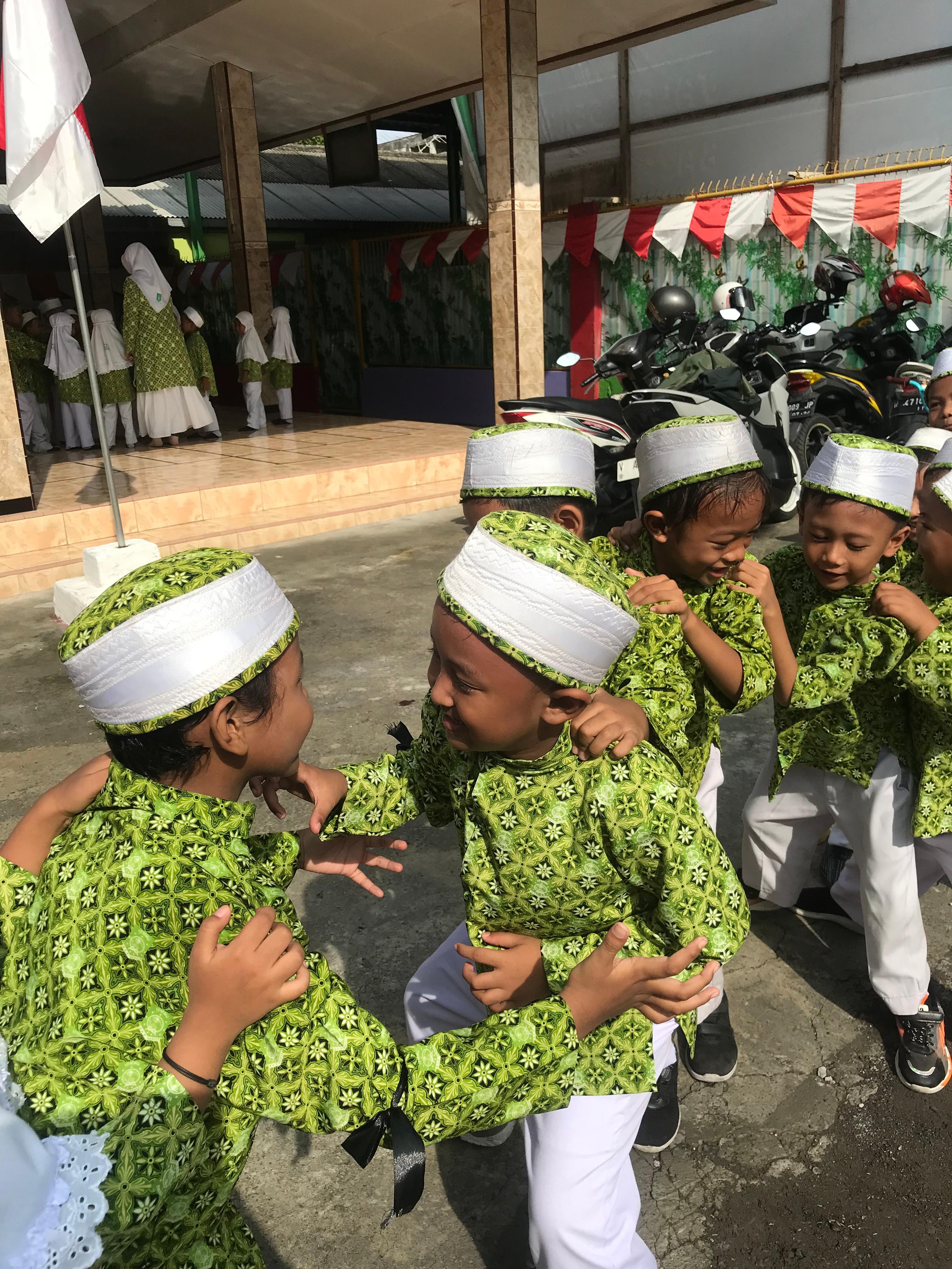 JAGA TRADISI DAN LESTARIKAN BUDAYA : Permainan ini bukan hanya memberikan hiburan, tetapi juga menanamkan nilai-nilai budaya dan tradisi yang luhur kepada generasi penerus.