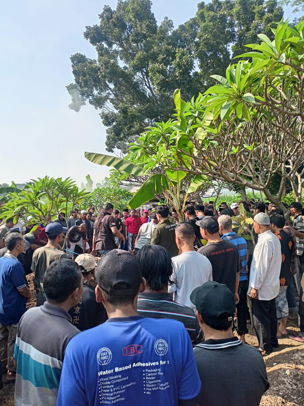 DIMAKAMKAN : Jenazah korban Adam Surya Pratama saat dipulangkan menggunakan Ambulan melalui KMP Gili Iyang di Pelabuhan Bawean, Gresik.