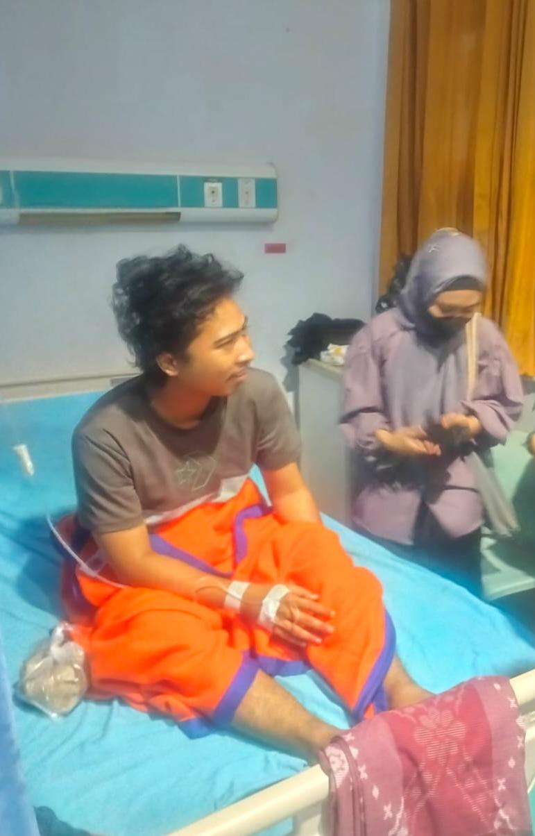 PERAWATAN: Salah satu korban selamat saat mendapatkan perawatan di RSUD Umar Masud, Kecamatan Sangkapura Bawean, Gresik