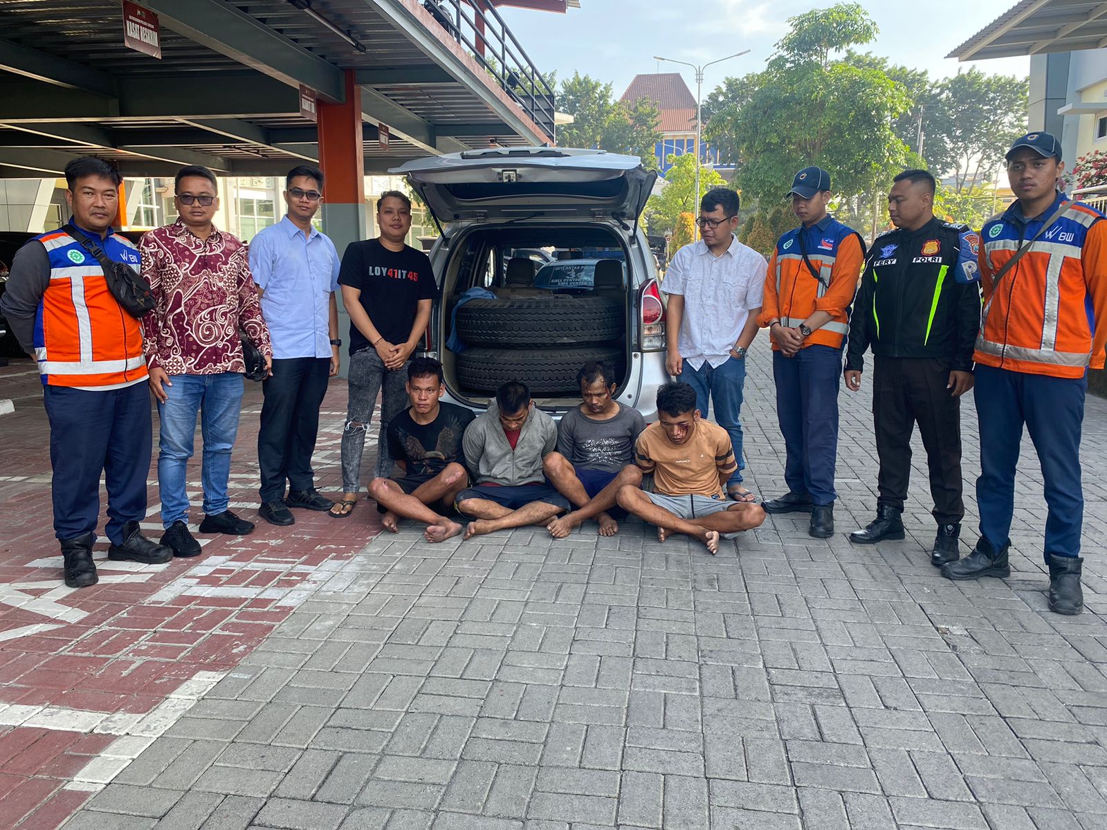 DIAMANKAN: Anggota PJR Ditlantas Polda Jatim mengamankan para pelaku pencuri ban serep di Jalur Tol Gresik KLBM.