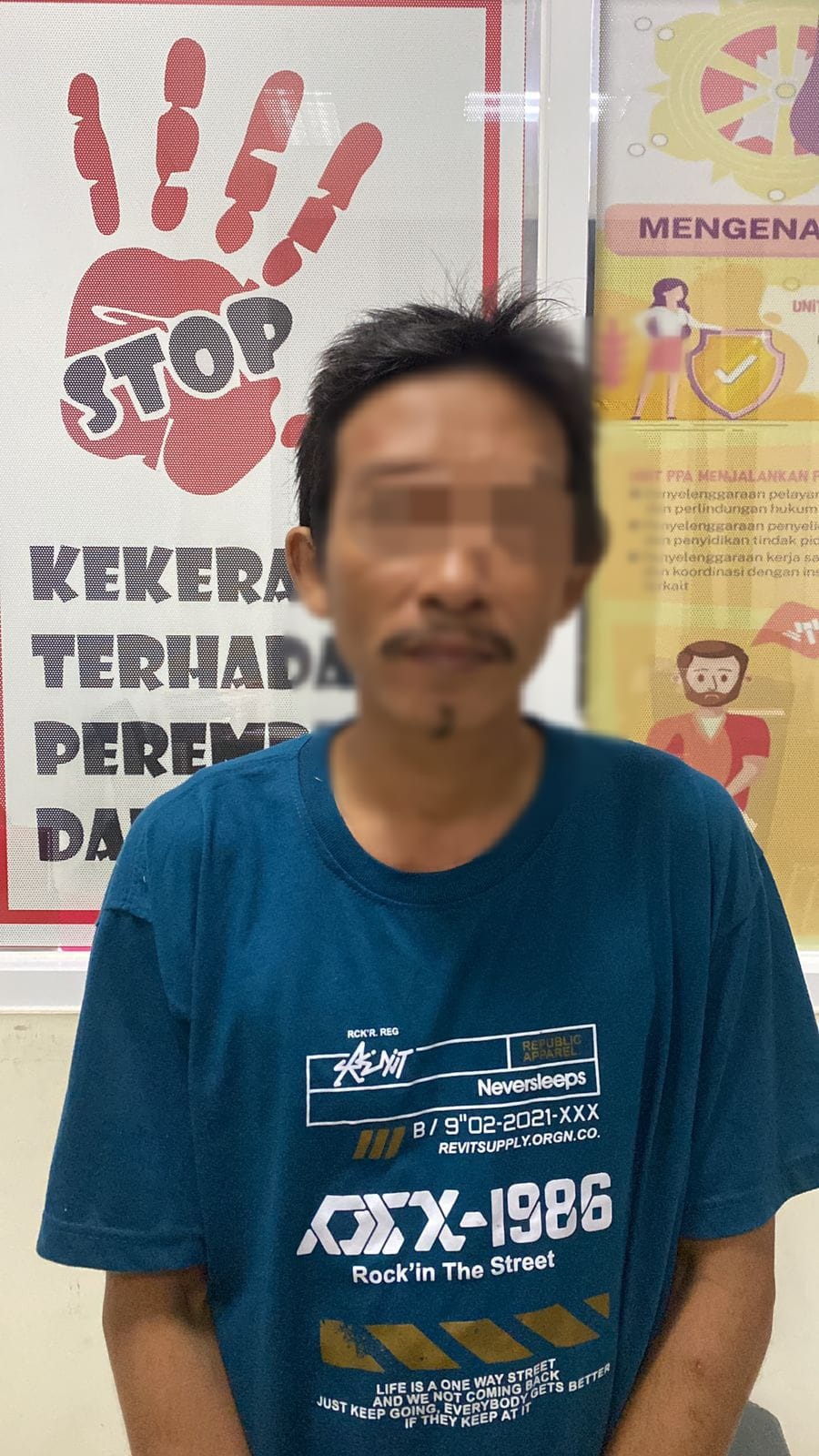 DITAHAN : Tersangka FA saat diamankan di Mapolres Gresik usai mencabuli kedua anak tirinya yang masih di bawah umur.
