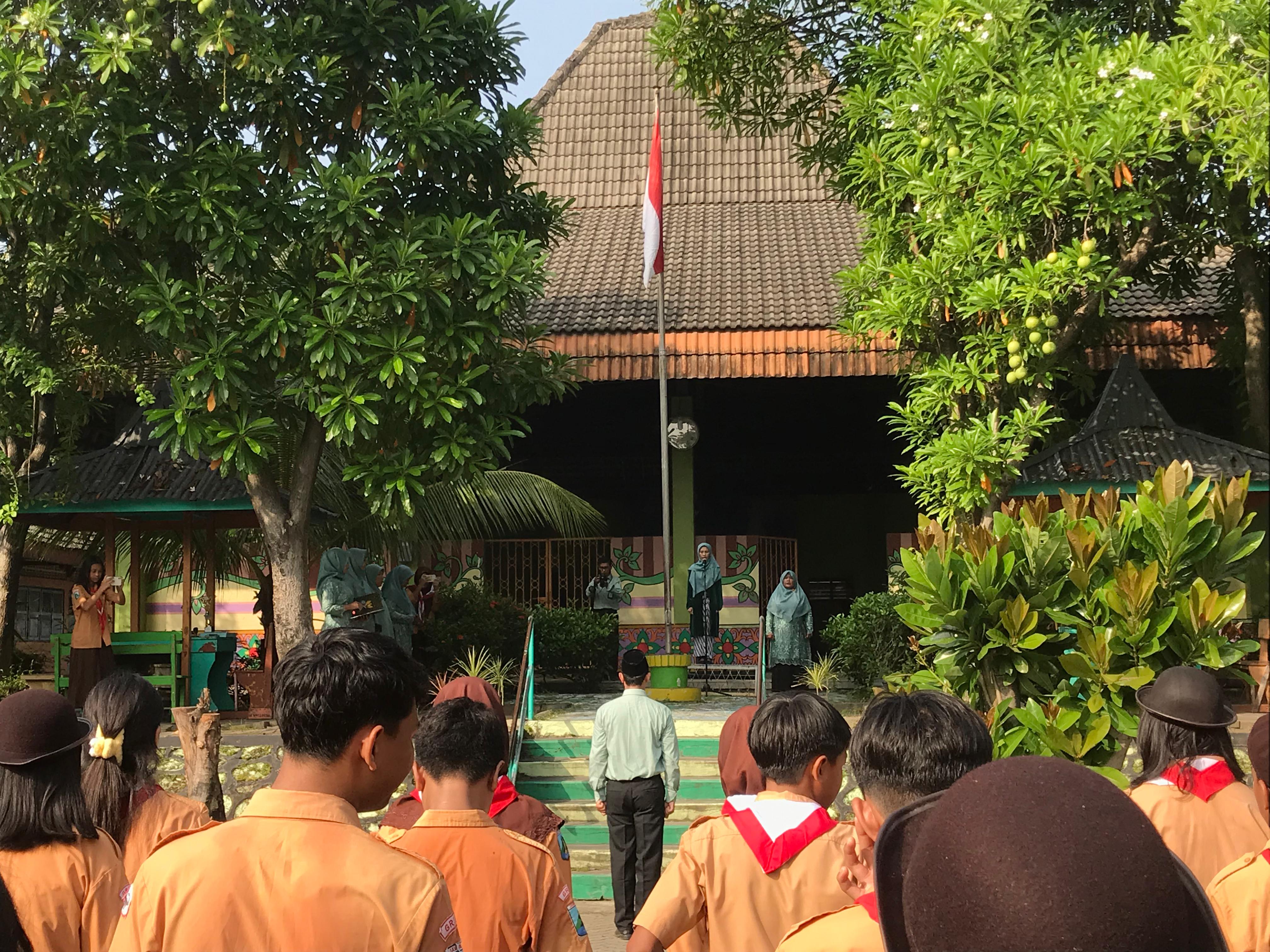 KHIDMAT : Para siswa dan guru memperingati Hari Pendidikan Nasional dengan upacara bendera di halaman sekolah.