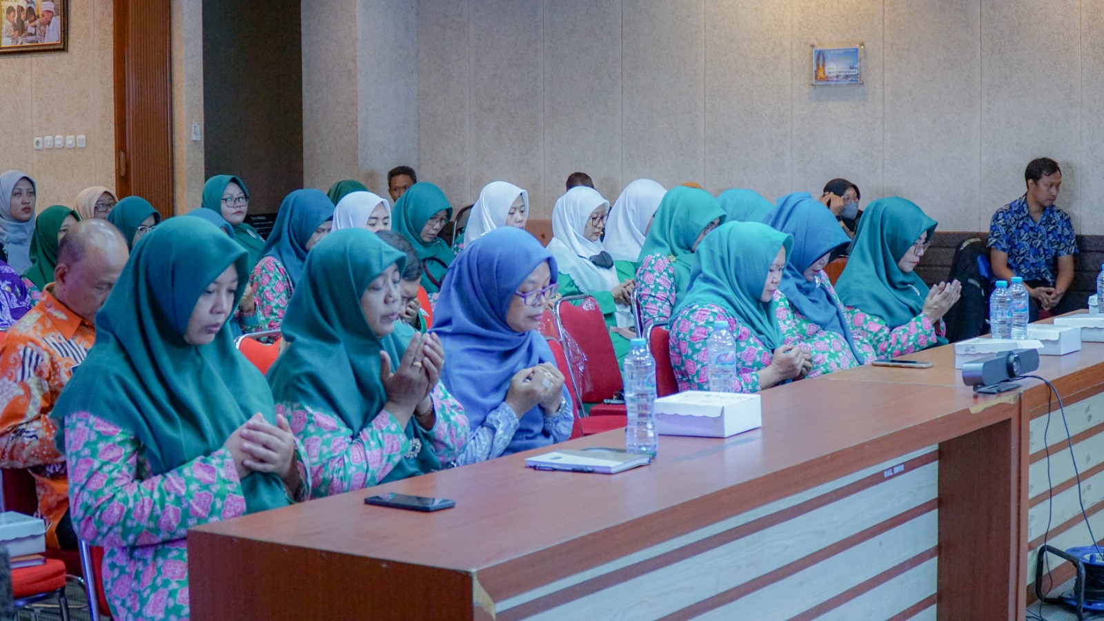 SAMBUTAN: Wakil Bupati Gresik Aminatun Habibah memberikan sosialisasi bantuan permakanan ke lansia dan disabilitas.