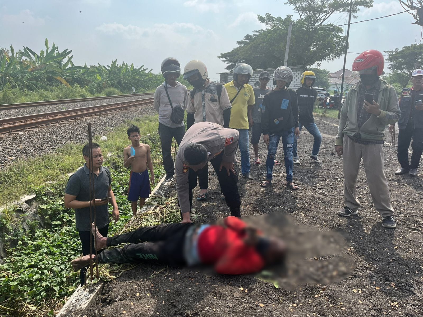 EVAKUASI: Anggota Polsek Duduksampeyan saat mengevakuasi korban dibantu tim medis.