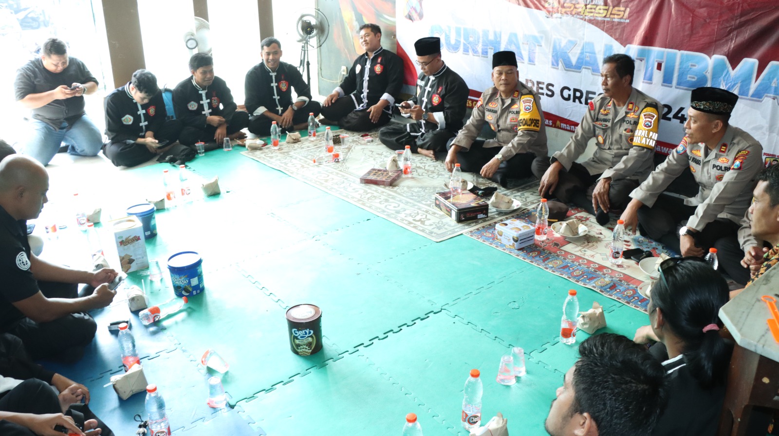 SILATURAHMI : Anggota Polres Gresik saat bersilaturahim dengan Perguruan Pencak Silat Kera Sakti di kabupaten Gresik.