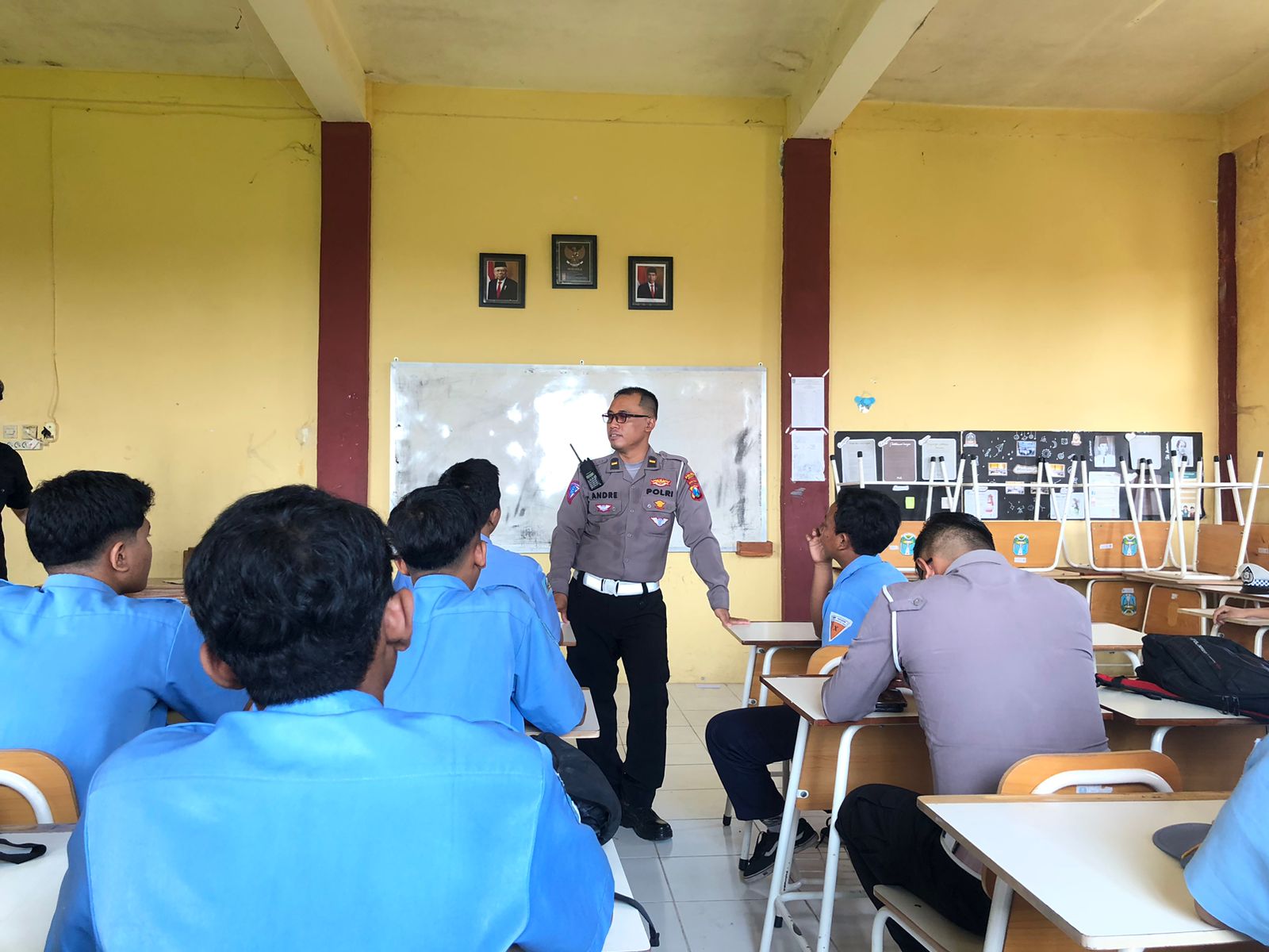 MASUK SEKOLAH : Anggota Satlantas Polres Gresik go to School di SMKN 1 Duduksampeyan, Gresik.