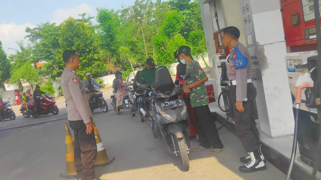CEK SPBU : Anggota Polsek Wringinanom saat melakukan patroli dan pengecekan Stok BBM di SPBU Desa Sumberame, Kecamatan Wringinanom, Gresik.