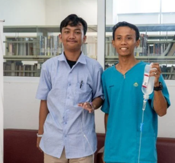 PERJUANGAN: Razaaq berjuang tanpa henti meski sakit saat UTBK di Unesa, kemarin.