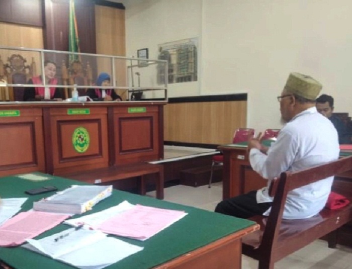 Foto : Istimewa/Radar Gresik DISIDANG: Terdakwa Achmad Fauzi saat menjalani sidang di PN Gresik.