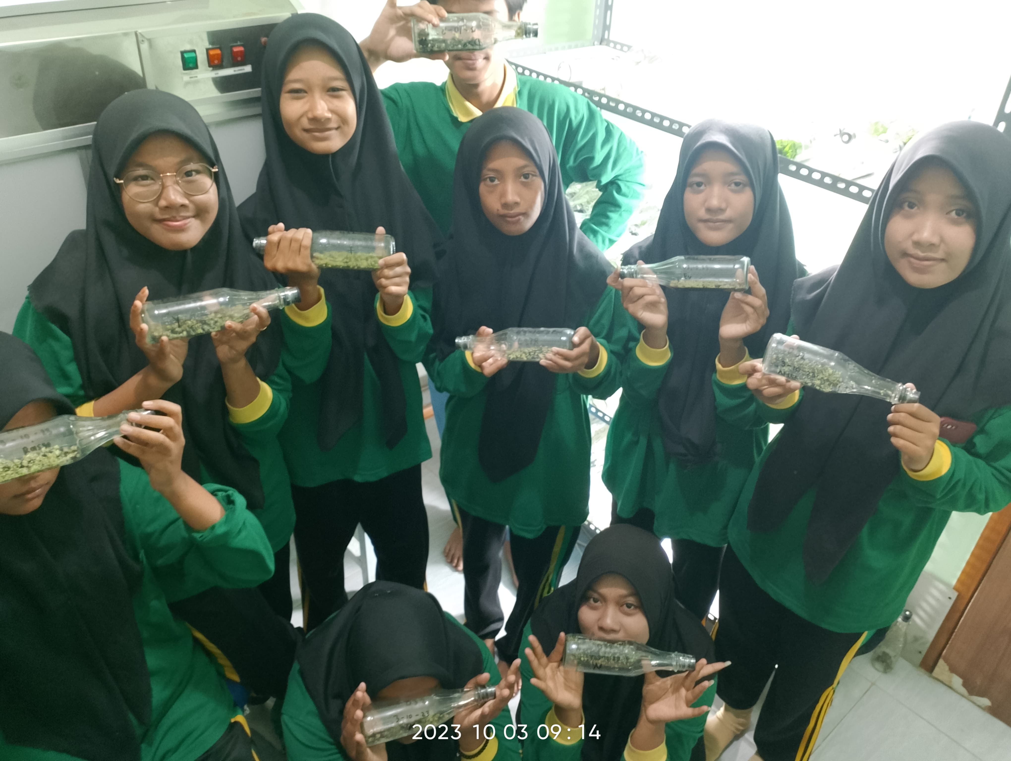 BELAJAR BERSAMA: Pengambilan tetua induk di kebun Hollywood Gresik, selanjutnya dilakukan penanaman dan perbanyakan tetua induk di kebun SMK Muhammadiyah 5 Gresik.