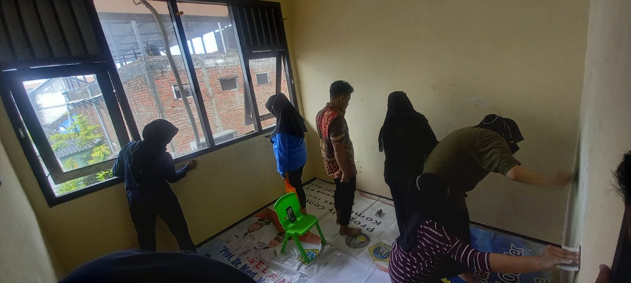 SEMANGAT GOTONG ROYONG : KOTUGRES  dibantu TIM UPT LP ABK Gresik bersama- sama dengan semangat gotong royong merenovasi ruangan menjadi lebih nyaman dan kondusif.