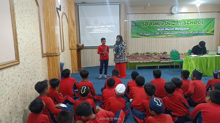 WALI MURID MENGAJAR: Elna Kristiana, S Owner Banyulangit Rustic salah satu wali murid berkesempatan berbagai ilmu dngan siswa siswi SD YIMI.