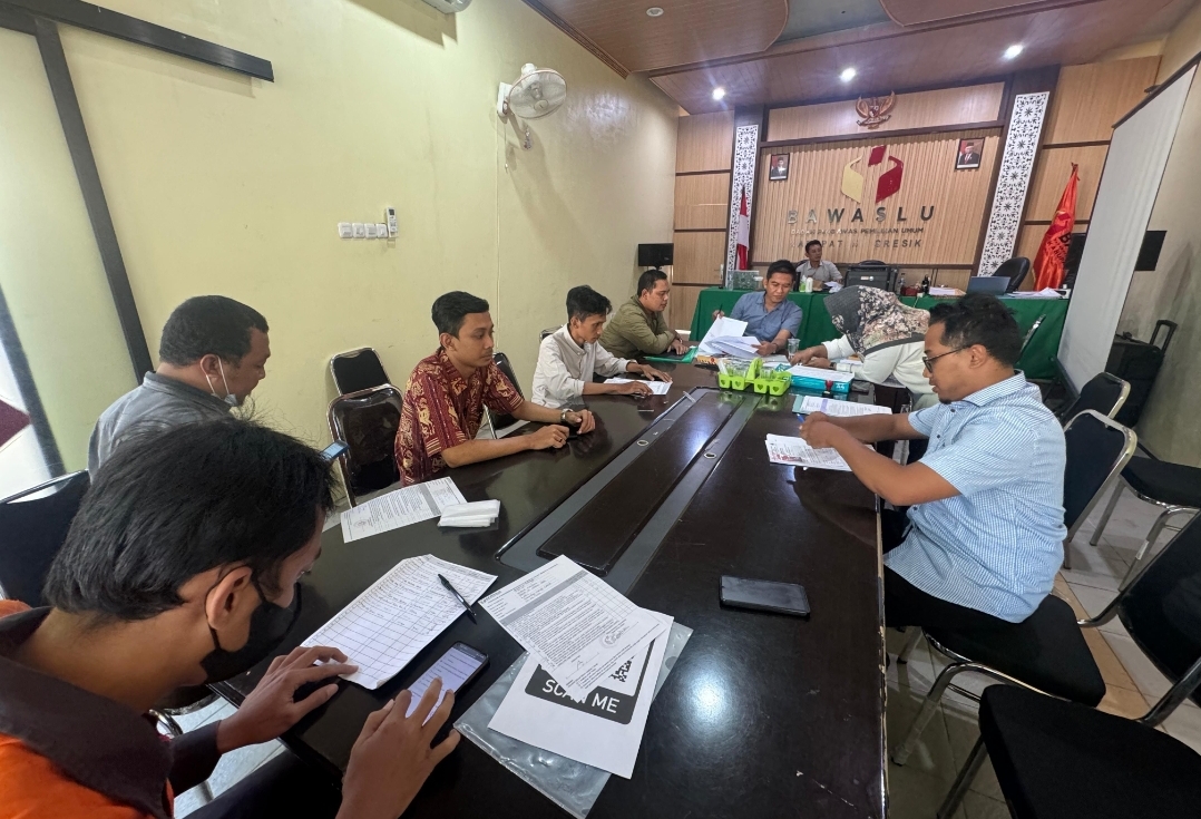 Sejumlah pelamar Panwascam Gresik saat mendaftar di Bawaslu Gresik.