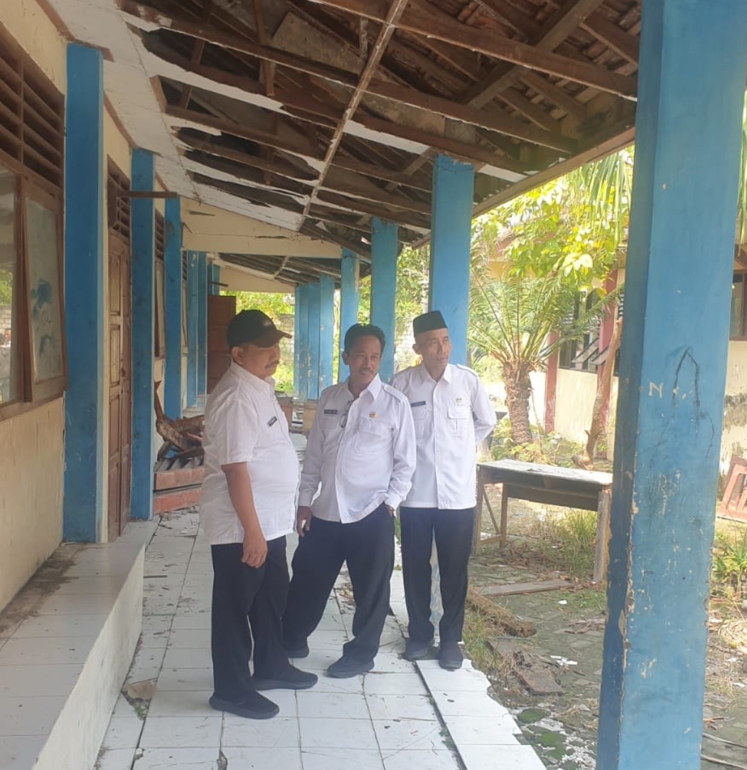 Dispendik Gresik saat meninjau SMPN 14 yang mengalami kerusakan cukup parah.