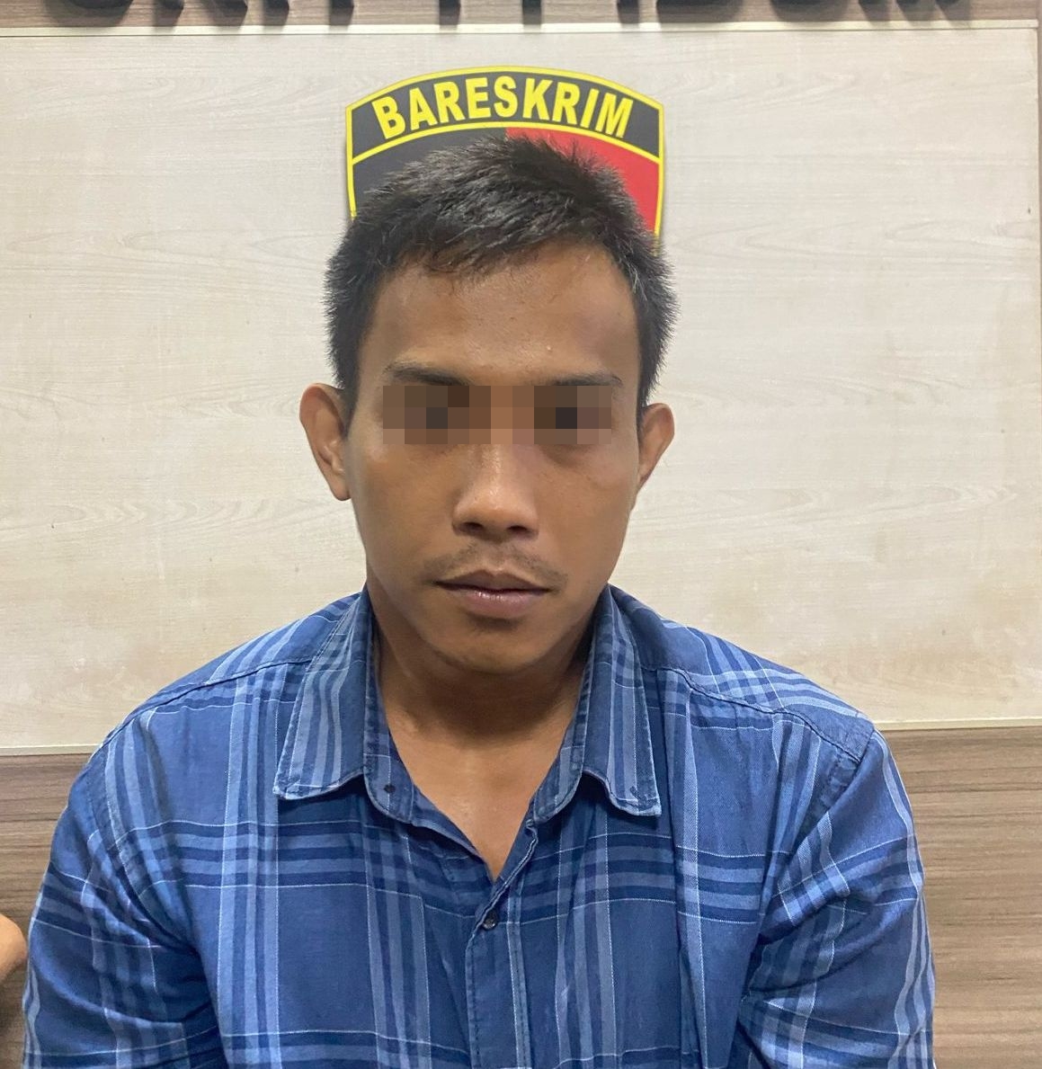 DIAMANKAN: Tersangka Achmad Fauzi , pelaku pembobolan saat di Mapolres Gresik, Selasa (7/5).
