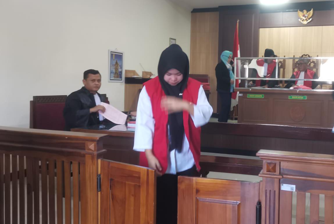 TERTUNDUK: Terdakwa Yeli hanya bisa menunduk usai jalani sidang di PN Gresik.