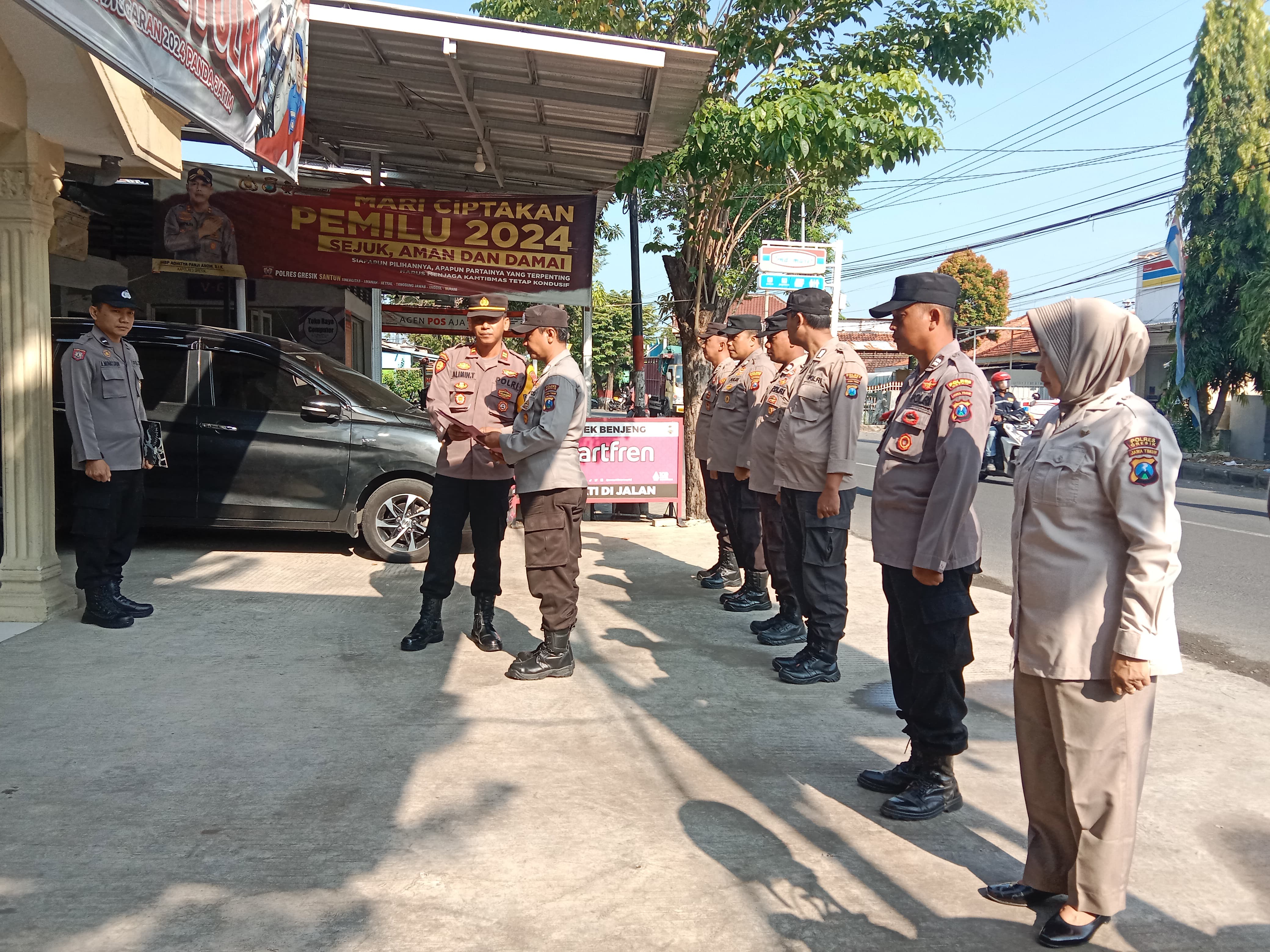 REWARD: Kapolsek Benjeng Iptu Alimin saat memberikan reward kepada anggotanya yang berprestasi di halaman Polsek Benjeng, Gresik.