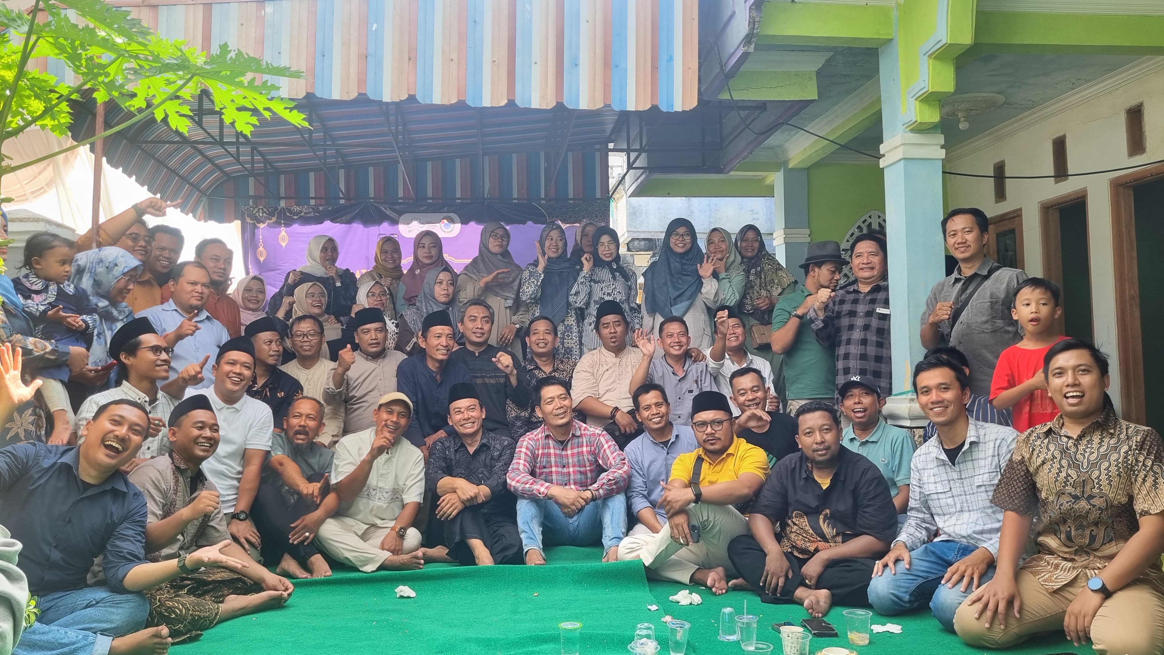 SAHABAT: Forsila PMII Unesa menggelar halal bi halal di rumah Mohammad Sholeh,&nbsp; Desa Pundut Trate, Kecamatan Benjeng, Kabupaten Gresik, Kamis (9/5/2024).