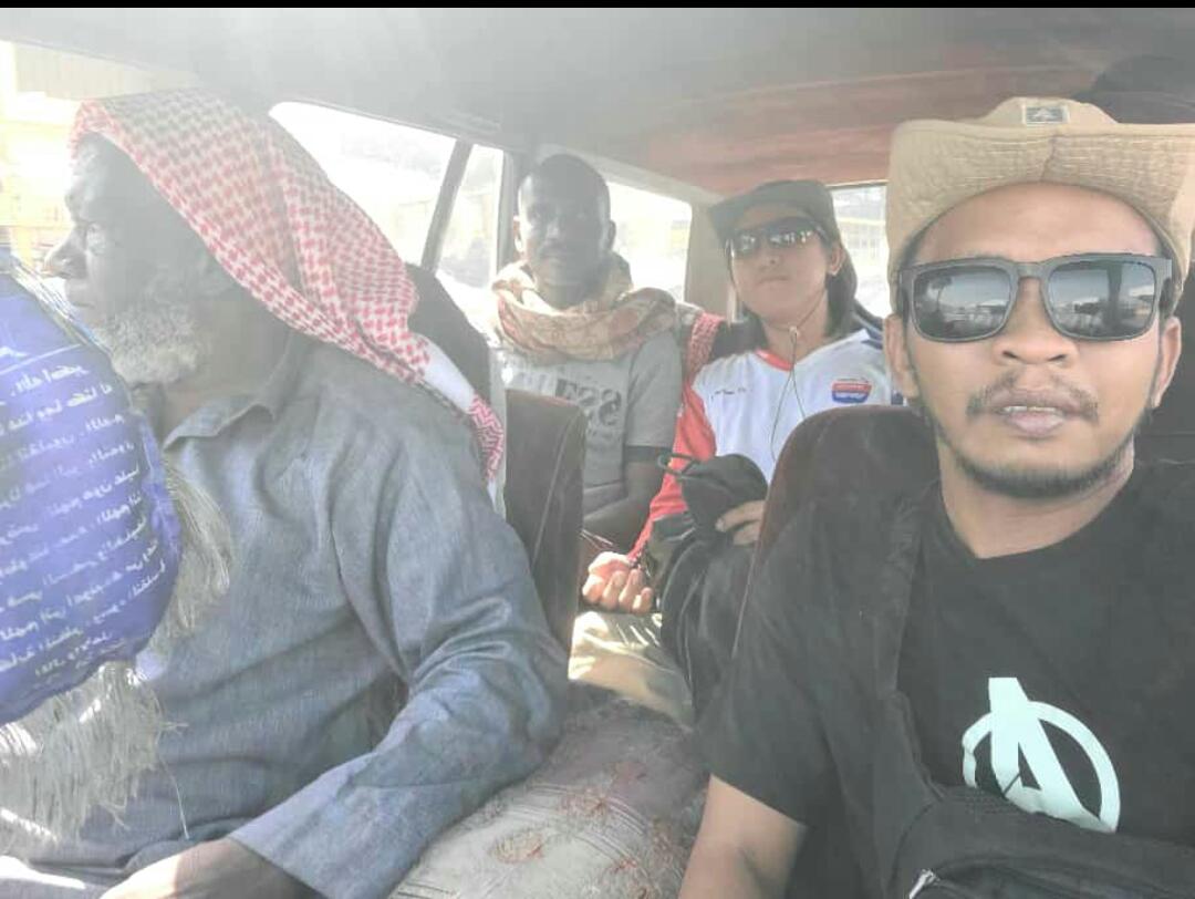 HAJI DARAT: Muhbitin, Ainur Rifqi, dan Aminudin saat menaiki kendaraan dalam&nbsp; perjalanan menuju Tanah Suci.