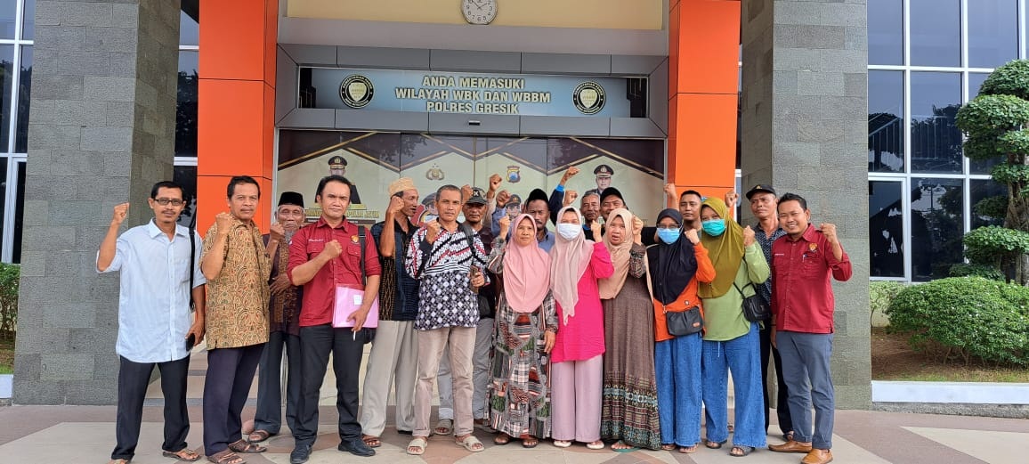 POLEMIK: Puluhan warga datangi Polres Gresik mendampingi takmir masjiid terkait polemik tanah wakaf.