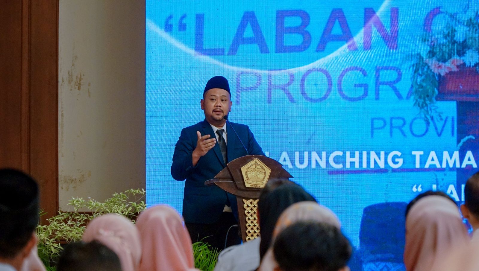 SAMBUTAN: Bupati Gresik Fandi Akhmad Yani saat menjelaskan Gresik Transnational City yang berakhlaq, sejahtera, maju, mandiri, dan berkelanjutan.