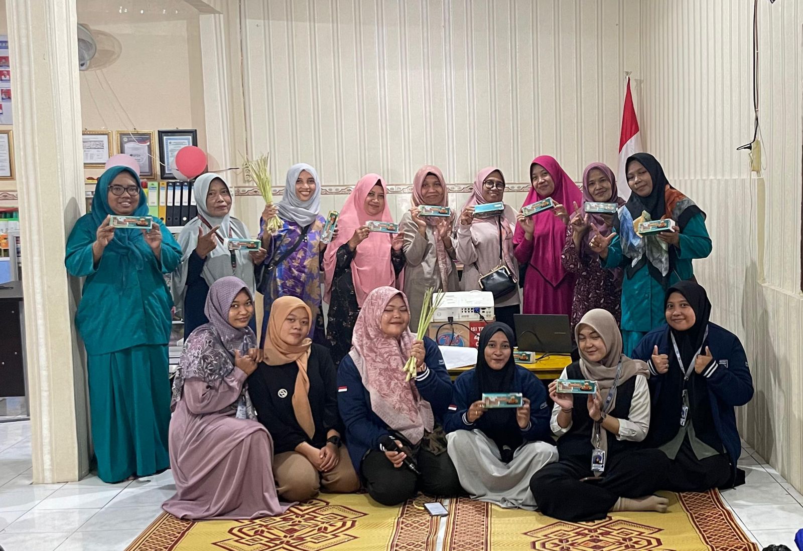 MENGABDI: Mahasiswa KKN UMG bersama warga berupaya memanfaatkan hasil toga.