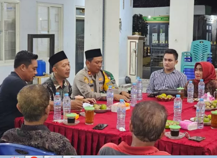 MEDIASI: Forkopimcam dan warga Gresik saat memediasi kasus pembubaran ibadah bersama di Gresik.