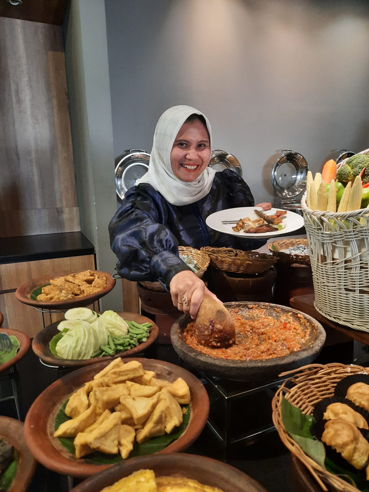 PENUH CITA RASA : "Mangan Luekoh"  kuliner Khas Gresik Hotel  yang otentik dan penuh cita rasa, menghadirkan hidangan tradisional khas Gresik yang disajikan dengan sentuhan modern.