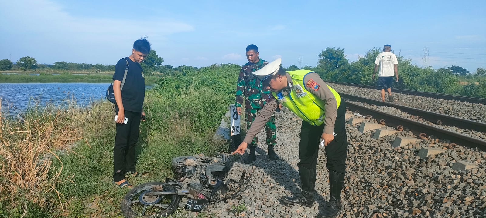 OLAH TKP: Anggota Unit Laka Satlantas Polres Gresik melakukan olah TKP di perlintasan kereta api km 202+7/8 (jalur hulu) petak jalan Duduk (DD) - Cerme (Cme), Desa Sumari Kecamatan Duduksampeyan