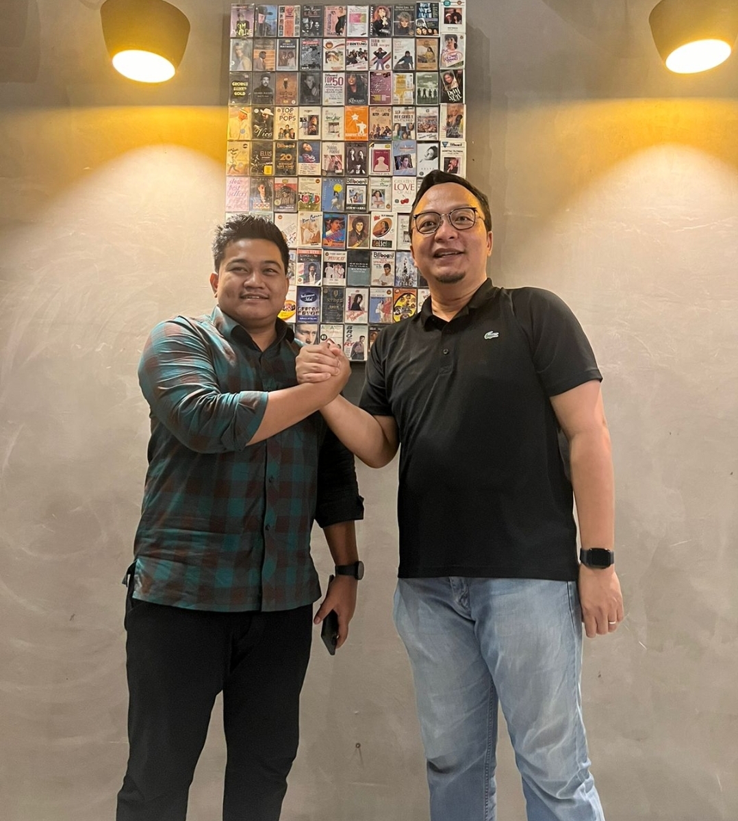 Ketua DPC Gerindra Gresik dr Asluchul Alif dan Ketua Fraksi PKB DPRD Gresik Syahrul Munir ngopi bareng bahas Pilkada 2024.